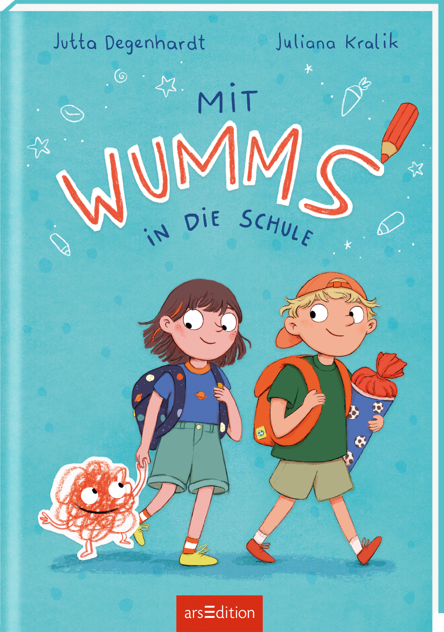 Das Buchcover von "Mit Wumms in die Schule" von Jutta Degenhardt und Juliana Kralik zeigt zwei fröhliche Kinder, die auf dem Weg in die Schule sind. Die Farbgebung ist hellblau und vermittelt eine freundliche Atmosphäre. Das Mädchen links hat dunkle Haare und trägt einen blauen Schulranzen. An ihrer Hand geht ein kleines, rundes Wesen, das fröhlich grinst. Der Junge rechts trägt auch einen Schulranzen und dazu noch eine Schultüte. Ganz unten mittig steht der Logoschriftzug von...