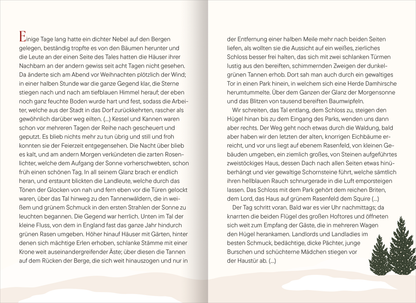 Gezeigt wird eine Innen- oder Zusatzansicht von „Cosy Christmas Cottage“. Die Doppelseite zeigt einen geschichtenerzählerischen Text in warmen, einladenden Farben, überwiegend in weichem Beige und Dunkelgrün. Die Typografie ist klassisch, mit sanften, runden Buchstaben, die ein behagliches Gefühl vermitteln. Am Seitenrand sind stilisierte Tannen abgebildet, die ein winterliches Ambiente schaffen. Die Layout-Struktur ermöglicht eine leichte Lesbarkeit und fördert die Erfassung der...