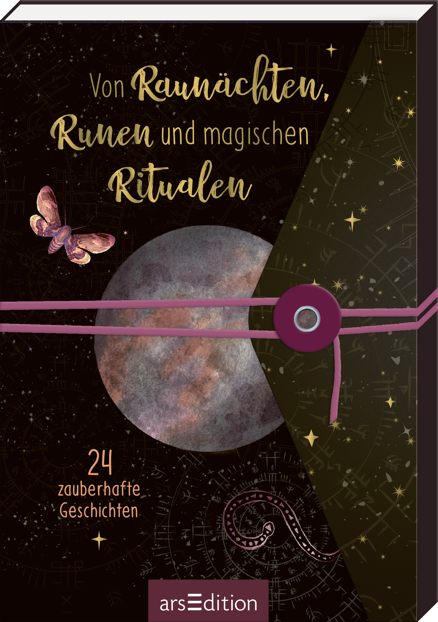 Das Buchcover zeigt einen dunklen, nahezu mystischen Hintergrund, auf dem eine große, halbdunkle Mondgrafik prominent platziert ist. Darüber steht in verschnörkelter, goldener Schrift der Titel „Von Raunächten, Runen und magischen Ritualen“. Ein zarter Schmetterling in Lila ergänzt das Design. Am unteren Rand ist in heller Schrift „24 zauberhafte Geschichten“ zu lesen. Ein lila Bindfaden hält das Cover zusammen. Ganz unten mittig steht der Logoschriftzug von arsEdition.
