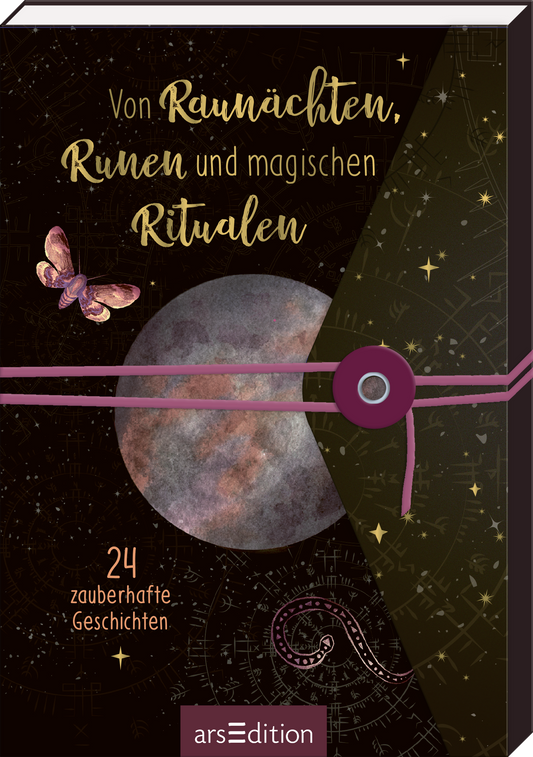 Das Buchcover zeigt einen dunklen, nahezu mystischen Hintergrund, auf dem eine große, halbdunkle Mondgrafik prominent platziert ist. Darüber steht in verschnörkelter, goldener Schrift der Titel „Von Raunächten, Runen und magischen Ritualen“. Ein zarter Schmetterling in Lila ergänzt das Design. Am unteren Rand ist in heller Schrift „24 zauberhafte Geschichten“ zu lesen. Ein lila Bindfaden hält das Cover zusammen. Ganz unten mittig steht der Logoschriftzug von arsEdition.
