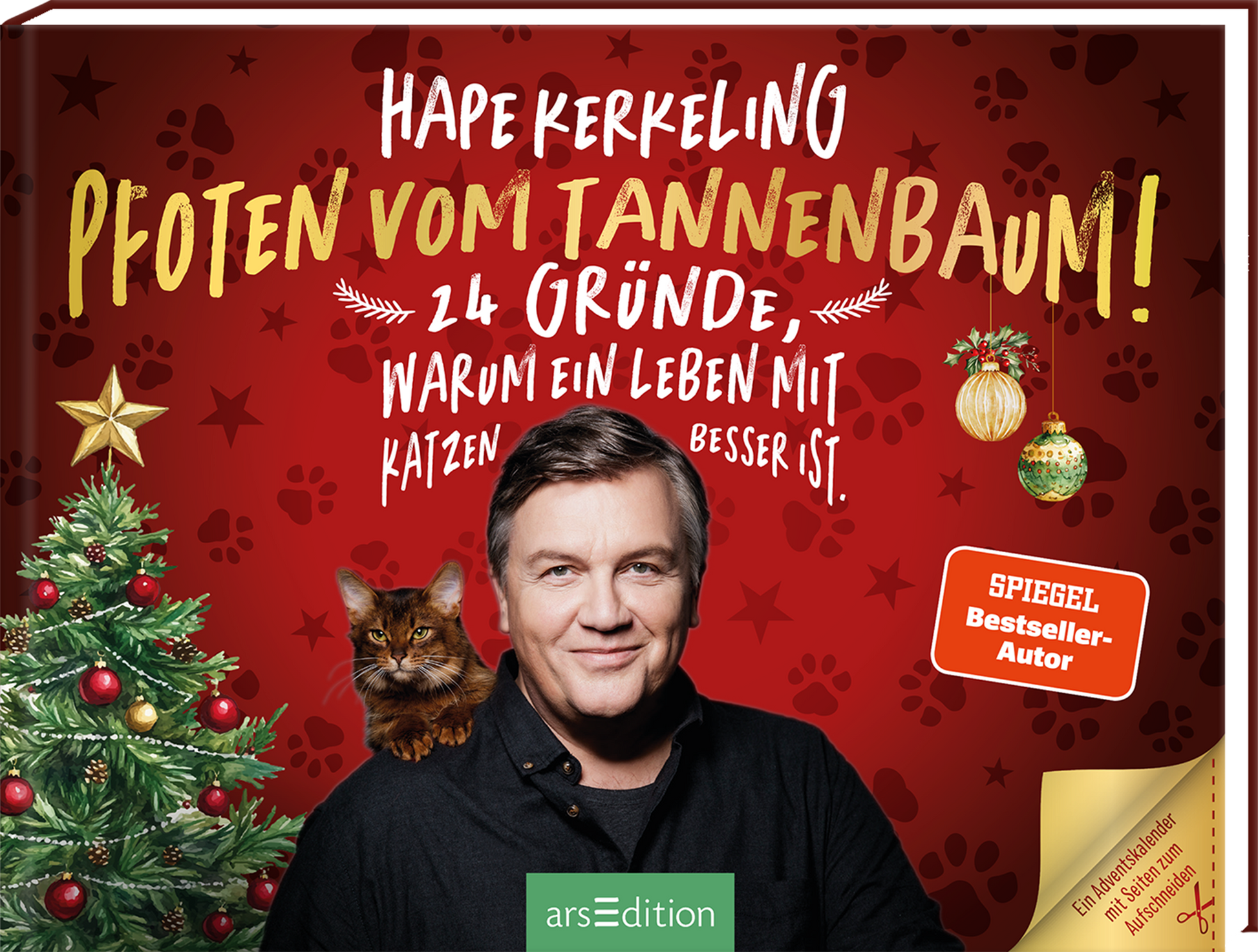 Das Buchcover zeigt Hape Kerkeling mit einem freundlichen Lächeln und einer Katze auf seiner Schulter. Der Hintergrund ist in leuchtendem Rot gehalten, geschmückt mit Weihnachtsmotiven wie einem Tannenbaum und Weihnachtskugeln. Der Titel „Pfoten vom Tannenbaum!“ ist in einer verspielten, gelben Schrift platziert, begleitet von dem Untertitel „24 Gründe, warum ein Leben mit Katzen besser ist“. Ein grüner Button mit dem Text „SPIEGEL Bestseller-Autor“ hebt sich ab. Ganz unten...