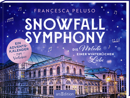 Das Buchcover zeigt ein wunderschönes, historisches Gebäude, umgeben von sanft fallendem Schnee und einem klaren Nachthimmel. Der Titel „SNOWFALL SYMPHONY“ ist in großen, geschwungenen, weißen Buchstaben prominent platziert. Darunter steht in zarten, goldenen Lettern „Die Melodie einer winterlichen Liebe“. Oben links ist der Name der Autorin, Francesca Peluso, abgebildet. Ein blauer Kreis mit dem Text „Ein Adventskalender – zum Verlieben“ befindet sich am unteren Rand des...