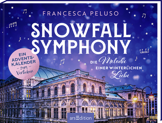 Das Buchcover zeigt ein wunderschönes, historisches Gebäude, umgeben von sanft fallendem Schnee und einem klaren Nachthimmel. Der Titel „SNOWFALL SYMPHONY“ ist in großen, geschwungenen, weißen Buchstaben prominent platziert. Darunter steht in zarten, goldenen Lettern „Die Melodie einer winterlichen Liebe“. Oben links ist der Name der Autorin, Francesca Peluso, abgebildet. Ein blauer Kreis mit dem Text „Ein Adventskalender – zum Verlieben“ befindet sich am unteren Rand des...