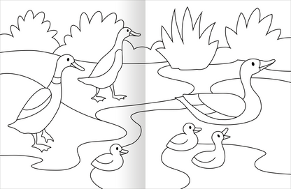 Gezeigt wird eine Innen- oder Zusatzansicht von „Malbuch Tiere“. Die Abbildung zeigt eine weiße Seite mit verschiedenen Enten, die um einen kleinen Teich schwimmen. Im Vordergrund sind mehrere Entenküken dargestellt, während im Hintergrund die Erhöhungen von Gestrüpp und Büschen sichtbar sind. Die Illustrationen sind in klaren, schwarzen Linien gehalten, die darauf warten, mit Farben ausgefüllt zu werden. Die Gesamtkomposition wirkt freundlich und einladend für Kinder.