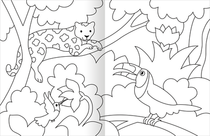 Gezeigt wird eine Innen- oder Zusatzansicht von „Malbuch Tiere“. Die Seite zeigt eine Vielzahl von Tieren in einer dichten, blätterreichen Umgebung. Ein verschmitzter Leopard mit charakteristischen Flecken liegt entspannt auf einem Ast, während ein bunter Tukan neugierig in die Szene blickt. Im Vordergrund schwirrt ein kleiner Vogel und umrahmt die lebendige Tierwelt. Die Konturen sind kräftig und einladend, ideal zum Ausmalen.