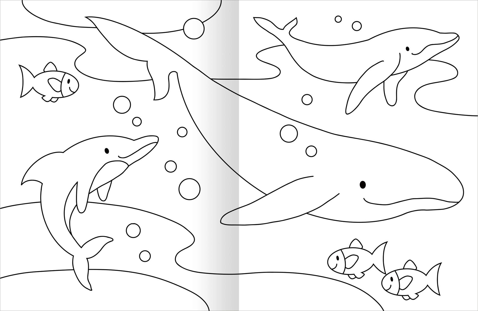 Gezeigt wird eine Innen- oder Zusatzansicht von „Malbuch Tiere“. Die Seite zeigt verschiedene Meerestiere in schwarz-weißen Umrissen. Im Vordergrund schwimmt ein großer Wal, während kleinere Delfine und Fische um ihn herum schwimmen. Es sind Luftblasen und geschwungene Wasserlinien im Hintergrund zu sehen.  Der gesamte Eindruck wirkt spielerisch und einladend.