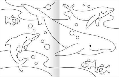 Gezeigt wird eine Innen- oder Zusatzansicht von „Malbuch Tiere“. Die Seite zeigt verschiedene Meerestiere in schwarz-weißen Umrissen. Im Vordergrund schwimmt ein großer Wal, während kleinere Delfine und Fische um ihn herum schwimmen. Es sind Luftblasen und geschwungene Wasserlinien im Hintergrund zu sehen.  Der gesamte Eindruck wirkt spielerisch und einladend.