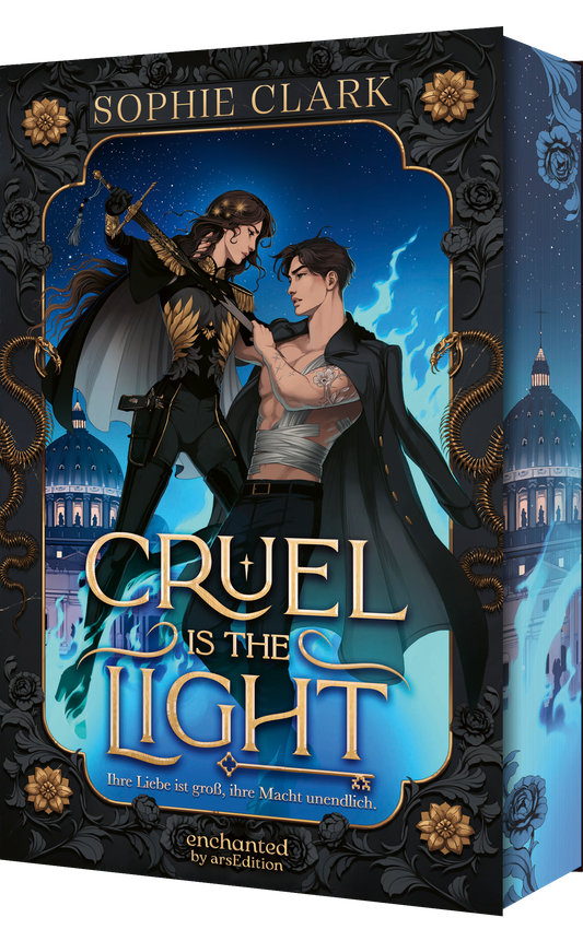 Auf dem Buchcover „Cruel is the Light“ von Sophie Clark sind eine Frau und ein Mann abgebildet, wobei die Frau ein Schwert in der Hand hält und dieses auf den Mann ausgerichtet hält. Die Farbpalette besteht aus Blau- und Goldtönen, was eine mystische Atmosphäre vermittelt. Der Titel ist in geschwungener, goldener Schrift dargestellt. Der Untertitel „Ihre Liebe ist groß, ihre Macht unendlich“ steht darunter. Ganz unten mittig steht der Logoschriftzug von arsEdition.
