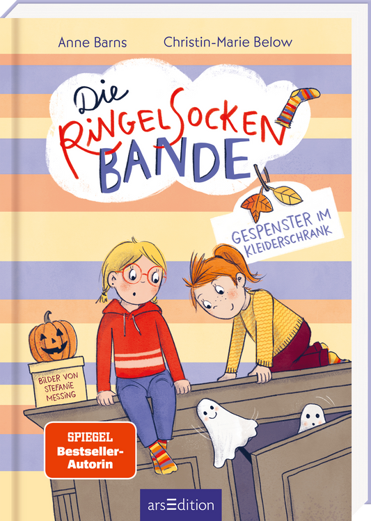 Auf dem Buchcover von „Die Ringelsockenbande – Gespenster im Kleiderschrank“ von Anne Barns und Christin-Marie Below sind zwei Mädchen abgebildet, die auf einem Kleiderschrank sitzen und beobachten, wie daraus kleine Gespenster hervorschauen. Der Hintergrund ist in freundlichen Gelb- und Blautönen gestreift. Links ist ein Hinweis auf die Illustratorin Stefanie Messing. Unten links befindet sich der Hinweis „SPIEGEL Bestseller-Autorin“. Ganz unten mittig steht der Logoschriftzug von...