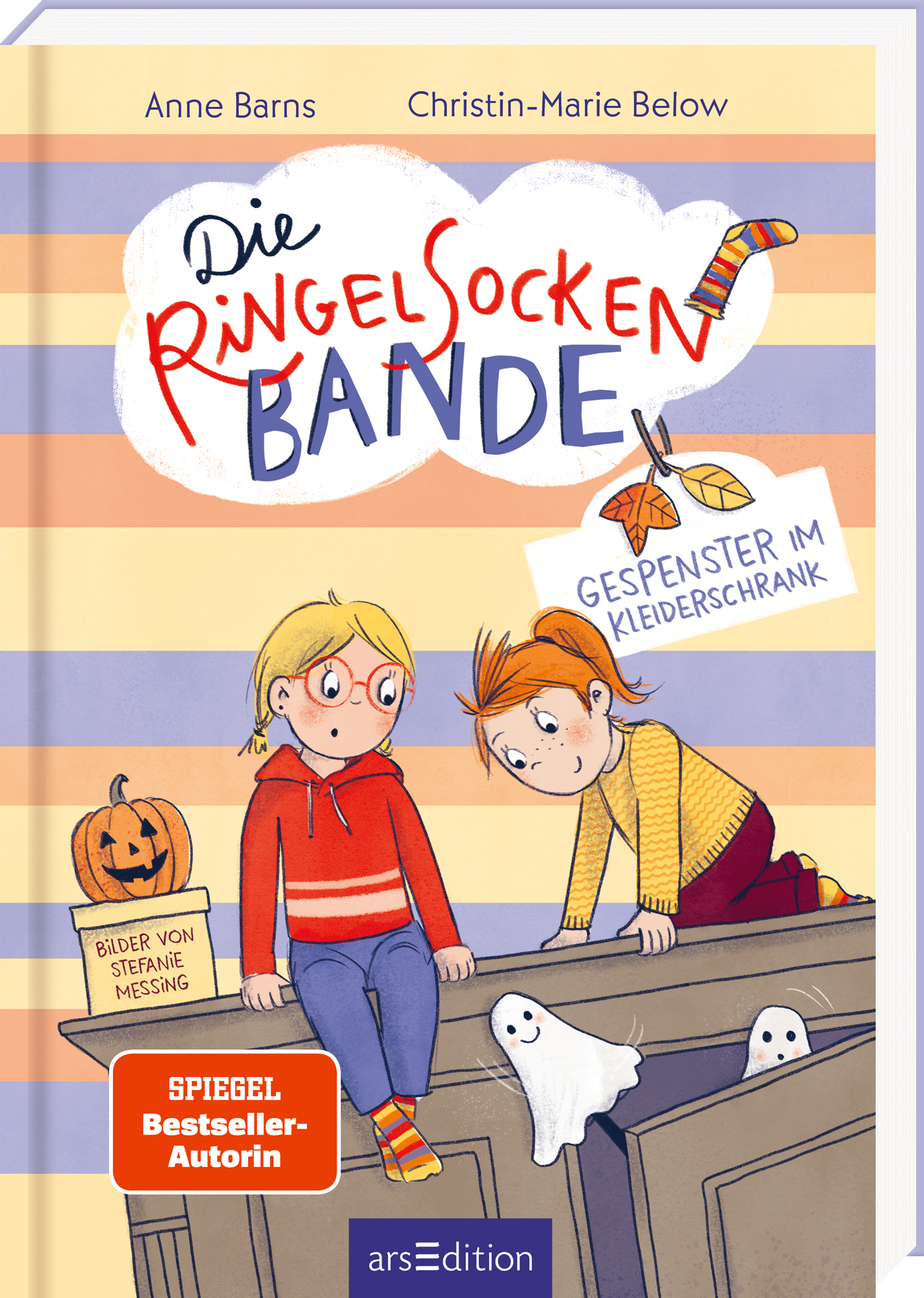 Auf dem Buchcover von „Die Ringelsockenbande – Gespenster im Kleiderschrank“ von Anne Barns und Christin-Marie Below sind zwei Mädchen abgebildet, die auf einem Kleiderschrank sitzen und beobachten, wie daraus kleine Gespenster hervorschauen. Der Hintergrund ist in freundlichen Gelb- und Blautönen gestreift. Links ist ein Hinweis auf die Illustratorin Stefanie Messing. Unten links befindet sich der Hinweis „SPIEGEL Bestseller-Autorin“. Ganz unten mittig steht der Logoschriftzug von...