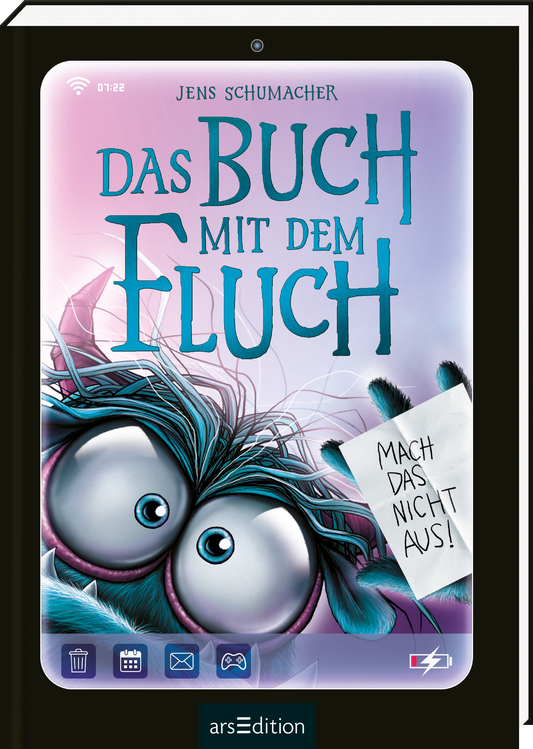 Das Cover zeigt ein Smartphone, dessen Display pastellfarben in Rosa und Violett gefärbt ist. In großen, türkisblauen Buchstaben steht darauf der Titel „Das Buch mit dem Fluch“ und darüber der Autorenname Jens Schumacher. Im Vordergrund ist ein blaugrünes Monster mit riesigen Augen abgebildet, das wütend aussieht. Auf einer weißen Notiz steht „Mach das nicht aus!“. Auf einer unteren Leiste sind App-Symbole und ein rotes Akku-Symbol abgebildet. Ganz unten mittig steht der...