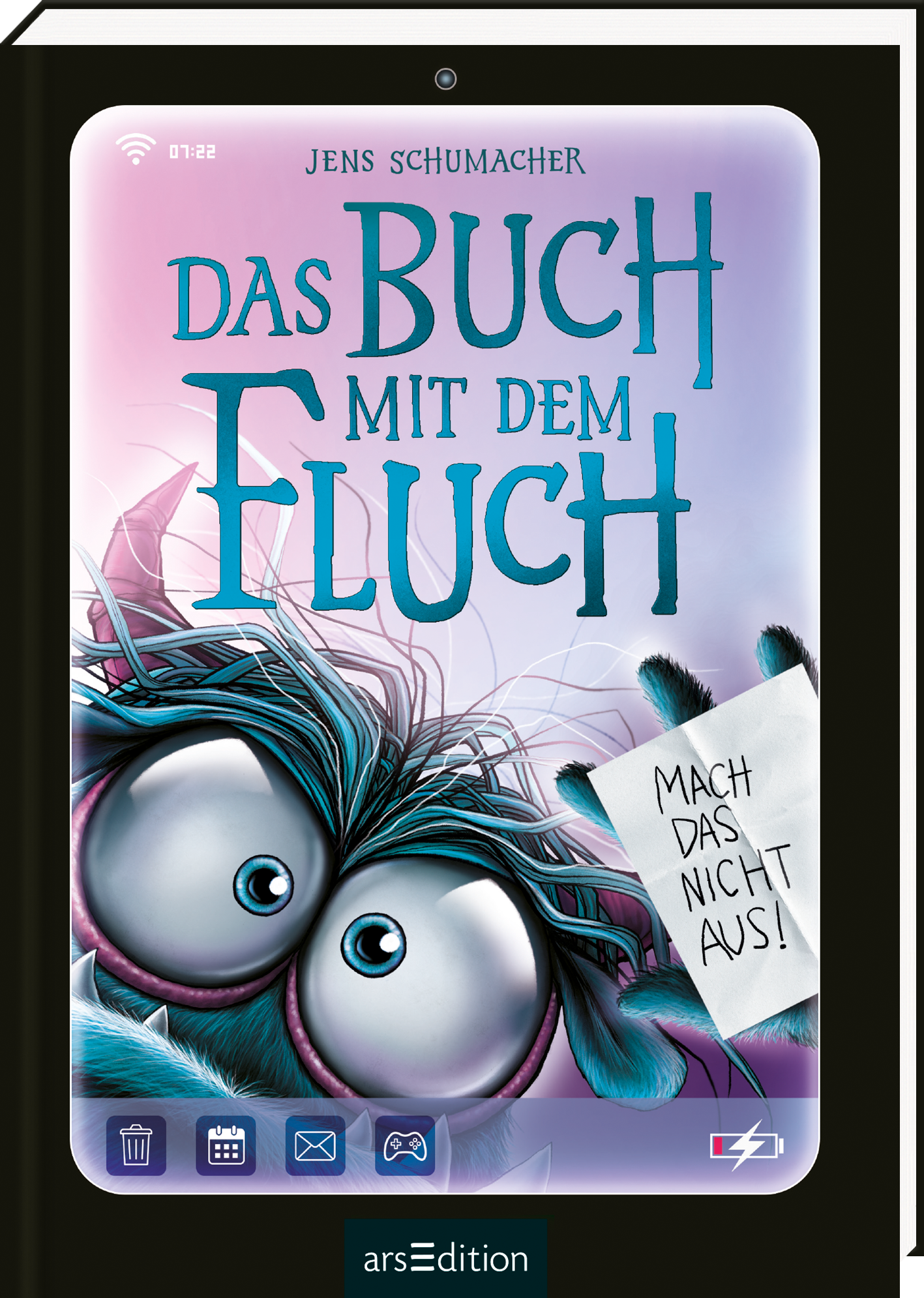 Das Cover zeigt ein Smartphone, dessen Display pastellfarben in Rosa und Violett gefärbt ist. In großen, türkisblauen Buchstaben steht darauf der Titel „Das Buch mit dem Fluch“ und darüber der Autorenname Jens Schumacher. Im Vordergrund ist ein blaugrünes Monster mit riesigen Augen abgebildet, das wütend aussieht. Auf einer weißen Notiz steht „Mach das nicht aus!“. Auf einer unteren Leiste sind App-Symbole und ein rotes Akku-Symbol abgebildet. Ganz unten mittig steht der...