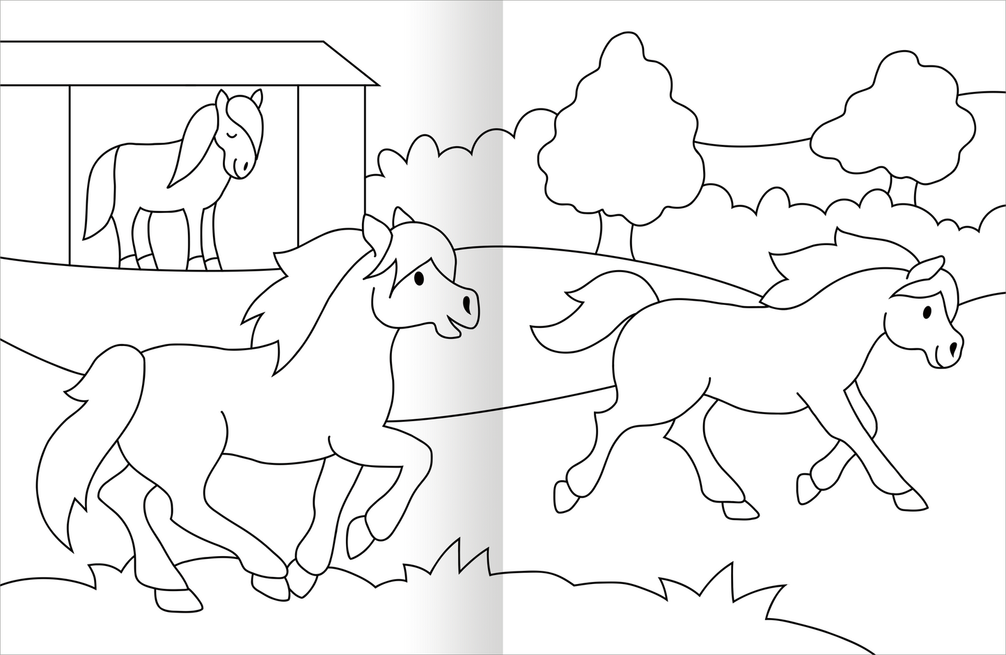 Gezeigt wird eine Innen- oder Zusatzansicht von „Malbuch Bauernhof“. Die Abbildung zeigt eine schwarz-weiße Zeichnung mit zwei laufenden Ponys auf einer grünen Wiese. Im Hintergrund ist ein einfaches Stallgebäude und einige stilisierte Bäume erkennbar. Die Konturen sind klar und deutlich, ideal zum Ausmalen.