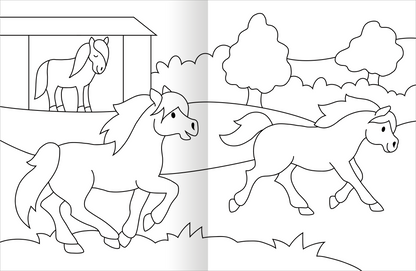 Gezeigt wird eine Innen- oder Zusatzansicht von „Malbuch Bauernhof“. Die Abbildung zeigt eine schwarz-weiße Zeichnung mit zwei laufenden Ponys auf einer grünen Wiese. Im Hintergrund ist ein einfaches Stallgebäude und einige stilisierte Bäume erkennbar. Die Konturen sind klar und deutlich, ideal zum Ausmalen.