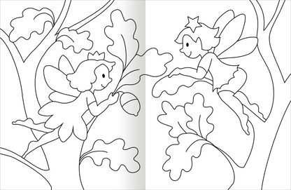 Gezeigt wird eine Innen- oder Zusatzansicht von „Malbuch Feen &amp; Einhörner“. Die Illustration zeigt zwei fröhliche Feen, die in einem Baum mit üppigem Blattwerk spielen. Eine Fee hält einen Eichelzweig, während die andere darüber schwebt. Die Zeichnung ist in klaren, dicken Linien gehalten, um das Ausmalen zu erleichtern. Der Hintergrund ist leer, wodurch die zentrale Szene mit den Feen hervorgehoben wird. Die Darstellung ist in einem verspielten Stil gehalten, ideal für Kinder.