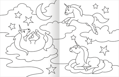 Gezeigt wird eine Innen- oder Zusatzansicht von „Malbuch Feen &amp; Einhörner“. Die Illustration zeigt eine traumhafte Szene mit drei Einhörnern, die sich in einer Wolkenlandschaft tummeln. Der Hintergrund ist mit Sternen und einem Halbmond gestaltet. Die Zeichnungen sind in klaren Umrissen gehalten und laden zum Ausmalen ein.