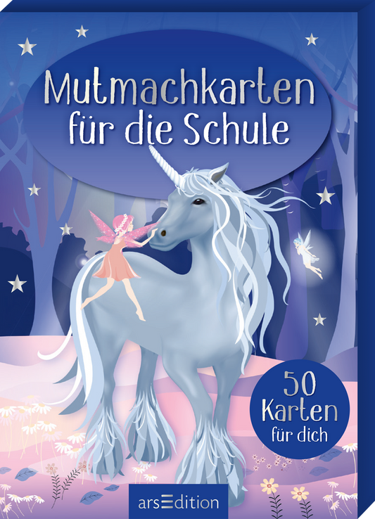 Das Buchcover zeigt ein stilisiertes, graues Einhorn mit einer langen, fließenden Mähne, das in einer märchenhaften Landschaft steht. Eine zarte, kleine Fee schwebt in der Nähe und eine verträumte Farbpalette in Blau- und Lilatönen vermittelt eine positive Atmosphäre. Der Titel „Mutmachkarten für die Schule“ ist in verspielter, weißer Typografie im oberen Bereich platziert. Unten stehen die Worte „50 Karten für dich“ ebenfalls in weißer Schrift. Ganz unten mittig steht der...