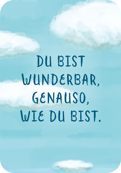 Gezeigt wird eine Innen- oder Zusatzansicht von „Affirmationskarten zur Erstkommunion“. Der Hintergrund in sanften Blau- und Himmelstönen wird von weißen, fluffigen Wolken ergänzt. In der Mitte steht der Text „Du bist wunderbar, genauso, wie du bist.“ in verspielter, handgeschriebener Typografie, die freundlich und einladend wirkt. Die Kombination aus Farben und Schriftart vermittelt eine positive, ermutigende Botschaft und schafft eine harmonische Atmosphäre.