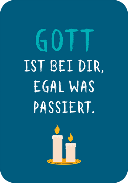 Gezeigt wird eine Innen- oder Zusatzansicht von „Affirmationskarten zur Erstkommunion“. Die Karte präsentiert einen dunkelblauen Hintergrund mit einem zentralen, kraftvollen Spruch in einer Mischung aus fetter, verspielter Typografie. Der Text „GOTT IST BEI DIR, EGAL WELCHES PASSIERT.“ hebt sich in weißen und aquamarinen Buchstaben ab. Unterhalb des Textes befinden sich zwei brennende Kerzen, die in sanften Pastellfarben gestaltet sind und eine Atmosphäre von Licht und Zuversicht...