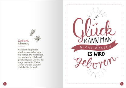 Gezeigt wird eine Innenansicht von „Lieblingstochter (Substantiv, f)“. Auf der linken Seite befindet sich ein erklärender Text zur „Geburt“, in einer klaren, gut lesbaren Schriftart in schwarzer Farbe. Daneben sind zeichnerische Elemente wie kleine Blumen. Auf der rechten Seite prangt ein farbiger Schriftzug „Glück kann man nicht kaufen, es wird geboren“ in einem warmen, rotton mit dekorativen, handschriftlichen Akzenten. Der Hintergrund ist hell und unterstützt die leichte...