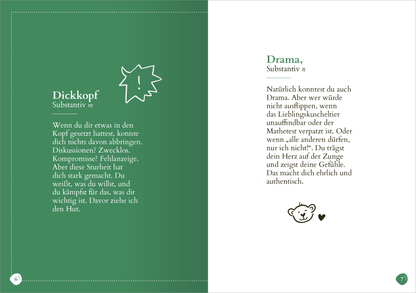 Gezeigt wird eine Innen- oder Zusatzansicht von „Lieblingssohn (Substantiv, m)“. Die Seite hat einen sanften grünen Hintergrund und ist in zwei Spalten unterteilt. Links steht das Wort „Dickkopf“ in großer, klarer Schrift, begleitet von einer skizzierten Sprechblase und einer grafischen Darstellung. Rechts wird das Wort „Drama“ ebenfalls in ansprechender, gut leserlicher Typografie präsentiert. Beide Begriffe sind von erklärenden Texten umgeben, die in neutraler Farbe verfasst...