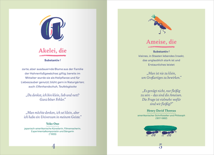 Gezeigt wird eine Innen- oder Zusatzansicht von „Wörterbuch für kluge Gartenliebhaber“. Auf der linken Seite steht das Wort „Akelei“ in einer bunten, großen Schrift mit stilisierten Buchstaben. Darunter sind die Wortart und eine kurze Erklärung in sanften Farben abgedruckt. Die rechte Seite zeigt das Wort „Ameise“ in derselben Schriftart, ergänzt mit einer farbenfrohen Illustration einer Ameise und einer Karotte. Der Hintergrund ist in einem sanften Grünton gehalten, was eine...