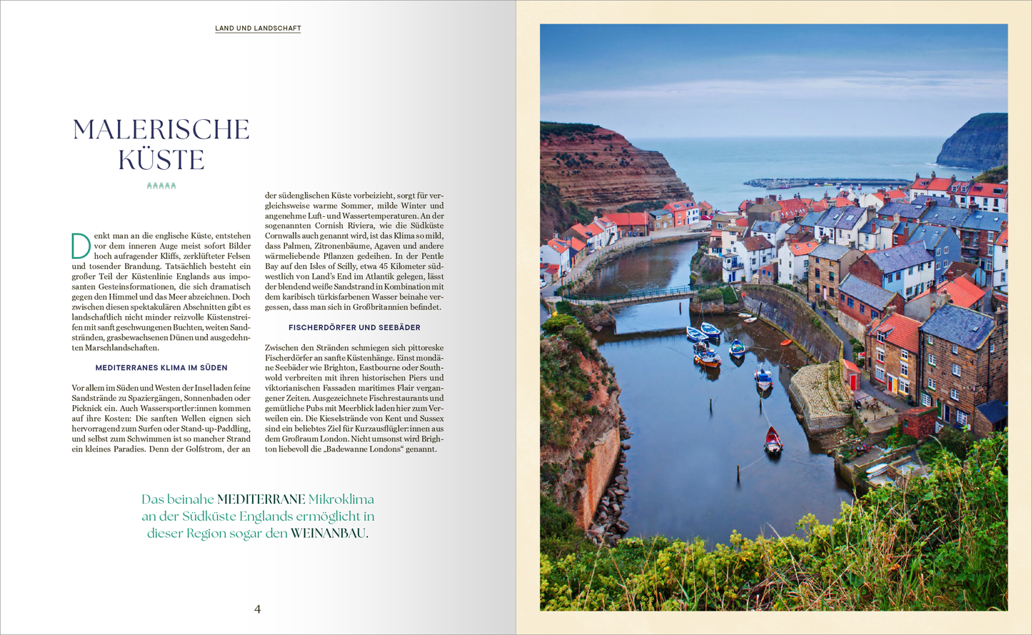 Gezeigt wird eine Innen- oder Zusatzansicht von „Reif für die Insel“. Die linke Seite enthält den Titel „Malerische Küste“ in großen, eleganten Buchstaben, umrandet von einem hellen Hintergrund. Darunter steht der Text in klarer, gut lesbarer Schrift. Die rechte Seite zeigt ein eindrucksvolles Foto einer Küstenlandschaft mit bunten Häusern am Wasser, unterbrochen von Booten. Die Farbpalette ist harmonisch und vermittelt eine entspannende Atmosphäre.