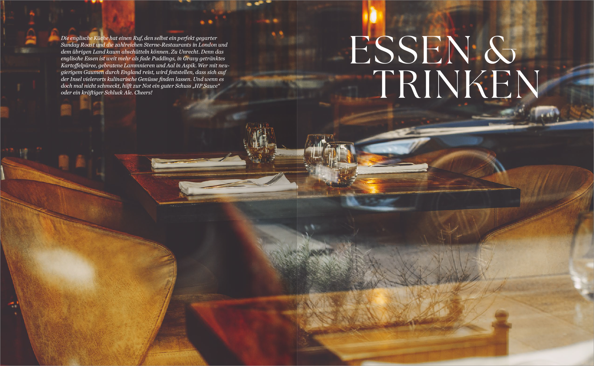 Gezeigt wird eine Innenansicht von „Reif für die Insel“. Die Szene zeigt einen stilvollen Tisch in einem Restaurant, dekoriert mit weißen Servietten und Kristallgläsern. Der Tisch ist aus dunklem Holz und reflektiert sanft das Licht. Im Hintergrund ist eine warme, einladende Atmosphäre durch gedämpfte Farben und eine dezente Beleuchtung zu erkennen. Die Überschrift „ESSEN &amp; TRINKEN“ ist in großer, klarer Schrift oben rechts platziert und hebt sich in Weiß vom dunklen...