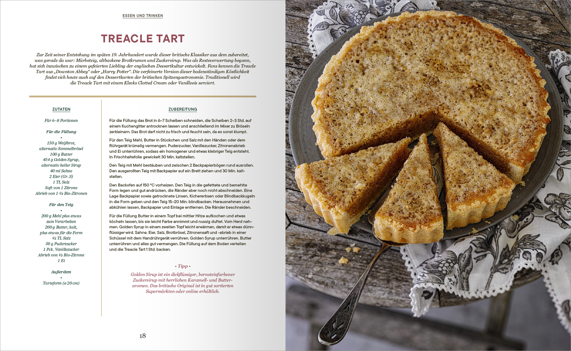 Gezeigt wird eine Innen- oder Zusatzansicht von „Reif für die Insel“. Die Seite präsentiert ein Rezept für Treacle Tart, das in eleganter Typografie formatiert ist. Auf der linken Seite steht der Titel in auffälliger roter Schrift, gefolgt von einer detaillierten Beschreibung in schwarzer Schrift. Rechts sieht man eine appetitliche Abbildung der Tart, die in vier Stücke geschnitten ist, auf einem rustikalen Teller. Der Hintergrund ist hell und neutral gehalten, während ein dekoratives...