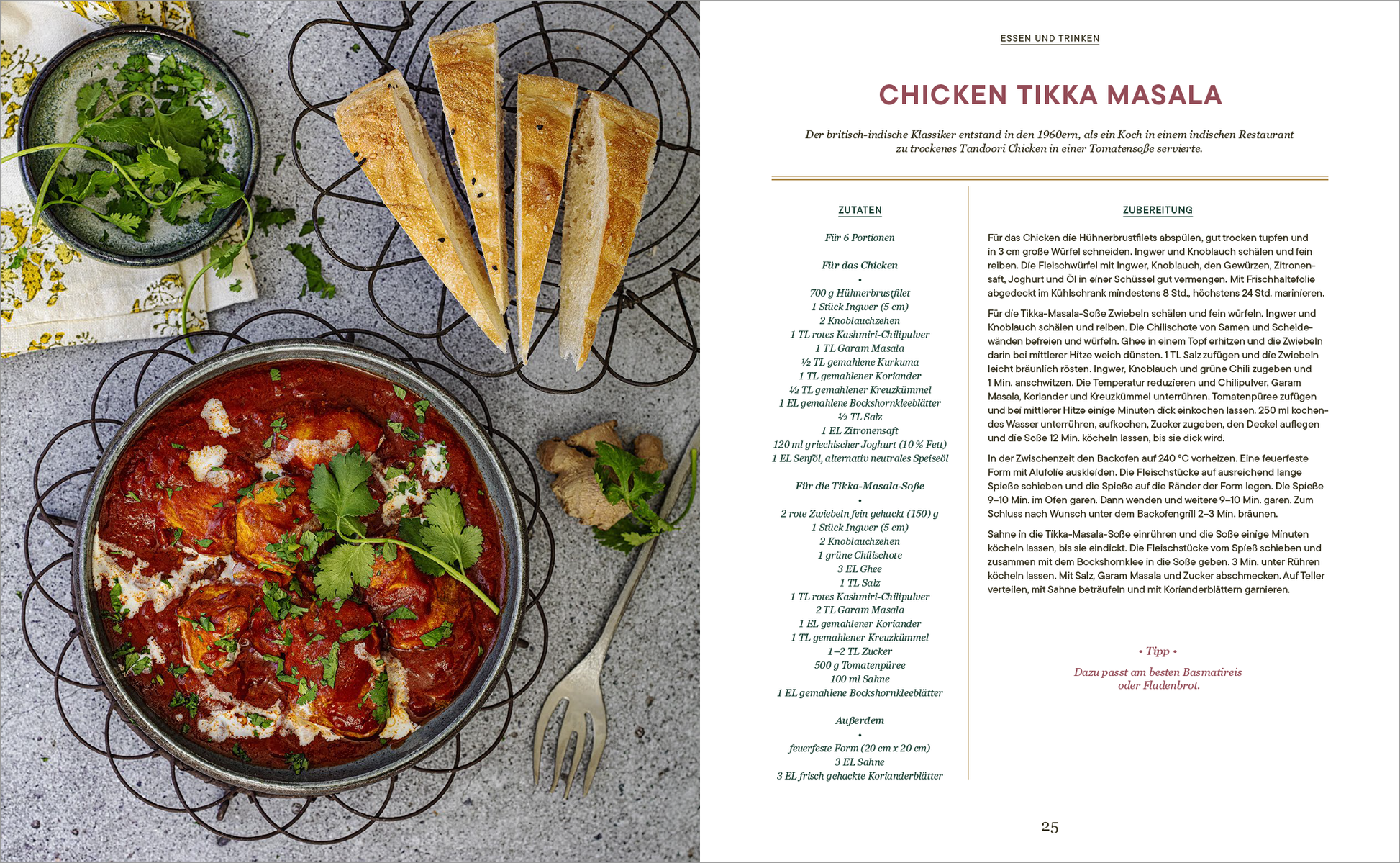 Gezeigt wird eine Innen- oder Zusatzansicht von „Reif für die Insel“. Auf der linken Seite findet sich ein intensiv rotes Gericht, Chicken Tikka Masala, serviert in einer runden Schüssel, garniert mit frischem Koriander. Daneben liegen drei goldbraun gebackene Fladenbrote auf einem runden Drahtgestell. Im Hintergrund ist eine hellgrüne Serviette mit floralem Muster zu sehen. Auf der rechten Seite sind die Rezeptangaben in klarer, serifenloser Schrift auf hellem Hintergrund dargestellt,...