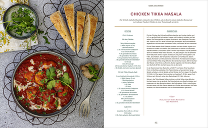 Gezeigt wird eine Innen- oder Zusatzansicht von „Reif für die Insel“. Auf der linken Seite findet sich ein intensiv rotes Gericht, Chicken Tikka Masala, serviert in einer runden Schüssel, garniert mit frischem Koriander. Daneben liegen drei goldbraun gebackene Fladenbrote auf einem runden Drahtgestell. Im Hintergrund ist eine hellgrüne Serviette mit floralem Muster zu sehen. Auf der rechten Seite sind die Rezeptangaben in klarer, serifenloser Schrift auf hellem Hintergrund dargestellt,...