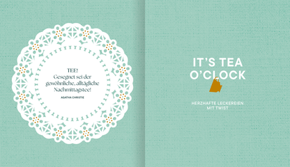 Gezeigt wird eine Innen- oder Zusatzansicht von „More than a Cup of Tea“. Der Fokus liegt auf einem kunstvoll angerichteten Victoria Sponge, der auf einem eleganten, durchsichtigen Haarschnittteller präsentiert wird. Der Kuchen ist golden gebacken, mit einer dekorativen Schicht aus heller Sahne und frischen Kirschen sowie Minzblättern garniert. Die Schriftart ist modern und klar, mit einer Mischung aus grünen und schwarzen Farbtönen, die eine einladende und stilvolle Gestaltung...