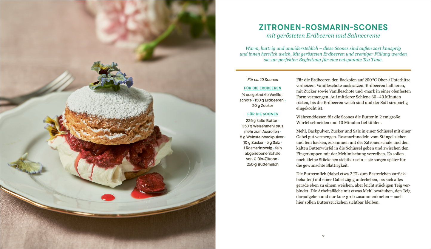 Gezeigt wird eine Innen- oder Zusatzansicht von „More than a Cup of Tea“. Auf der linken Seite ist ein köstlich dekorierter Zitronen-Rosmarin-Scone auf einem eleganten Teller zu sehen, garniert mit Blüten und einem roten Fruchtpüree. Die sanften Pastellfarben des Tellers und der Hintergrund schaffen eine harmonische Atmosphäre. Auf der rechten Seite steht der Titel „ZITRONEN-ROSAMARIN-SCONES“ in einer klaren, modernen Schriftart, ergänzt durch die Zutatenliste und...