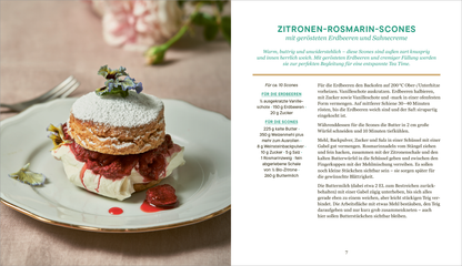 Gezeigt wird eine Innen- oder Zusatzansicht von „More than a Cup of Tea“. Auf der linken Seite ist ein köstlich dekorierter Zitronen-Rosmarin-Scone auf einem eleganten Teller zu sehen, garniert mit Blüten und einem roten Fruchtpüree. Die sanften Pastellfarben des Tellers und der Hintergrund schaffen eine harmonische Atmosphäre. Auf der rechten Seite steht der Titel „ZITRONEN-ROSAMARIN-SCONES“ in einer klaren, modernen Schriftart, ergänzt durch die Zutatenliste und...