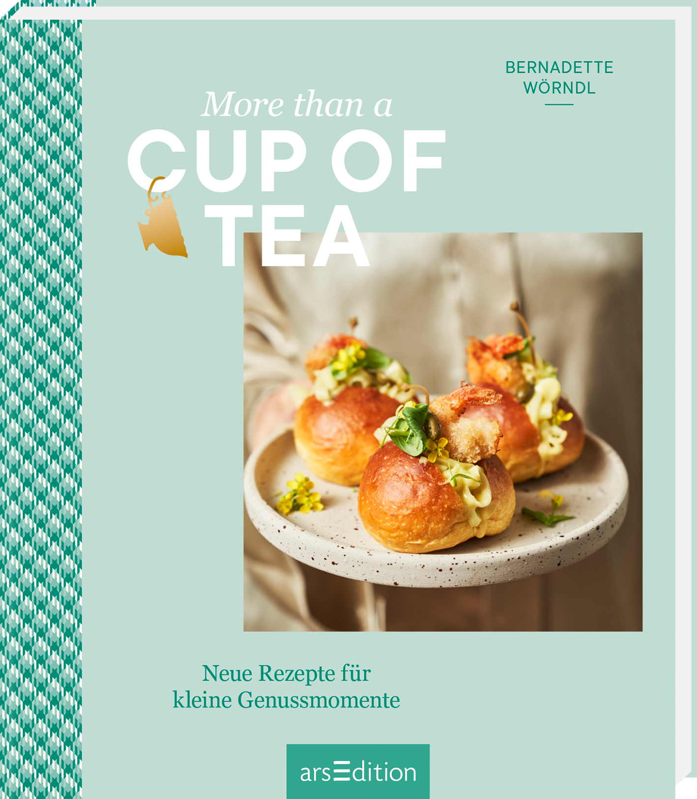 Das Buchcover zeigt eine sanfte mintgrüne Hintergrundfarbe. In der Mitte ist ein Teller mit kleinen, gefüllten Brötchen abgebildet, die mit frischen Kräutern dekoriert sind. Der Titel „More than a CUP OF TEA“ ist in großen, weißen Buchstaben gestaltet. Darüber erscheint ein kleiner, goldener Teebeutel. Am unteren Rand steht der Untertitel „Neue Rezepte für kleine Genussmomente“ in schlichter Schrift. Ganz unten mittig steht der Logoschriftzug von arsEdition.