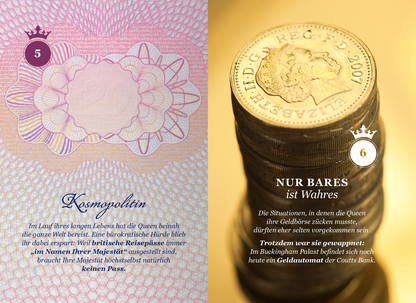 Gezeigt wird eine Innen- oder Zusatzansicht von „God Save THE QUEEN“. Die linke Seite zeigt eine stilisierte, blumige Grafik in sanften Pink- und Lilatönen, mit einem prominent platzierten Text auf einem weißem Hintergrund. Rechts ist ein Stapel silberner Münzen abgebildet, mit einer goldenen Münze oben, auf der die Jahreszahl 1907 zu sehen ist. Der Text auf dieser Seite hebt die Bedeutung von Bargeld hervor und steht in klarer, moderner Typografie.