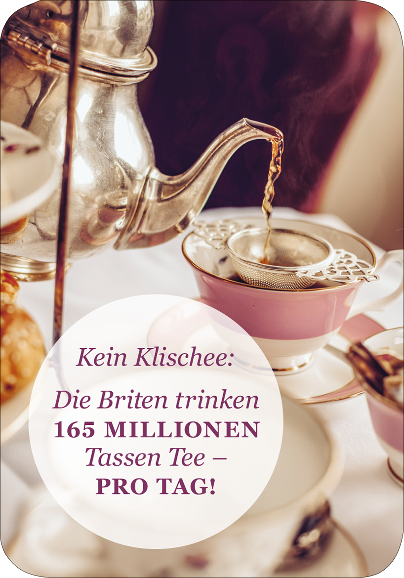 Gezeigt wird eine Innenansicht von „It´s so very British!“. Im Vordergrund ist eine feine Teekanne aus silbernem Metall zu sehen, die gerade Tee in eine elegante, rosa Tasse mit filigranem Durchschlag gießt. Der Hintergrund zeigt eine sanfte, warme Farbpalette, während der Haupttext in einer geschwungenen, gut lesbaren Schriftart in dunkler Farbe auf hellem Grund platziert ist. Die zentrale Botschaft hebt sich durch ein rundes, helles Element ab, das die Faszination für britische...