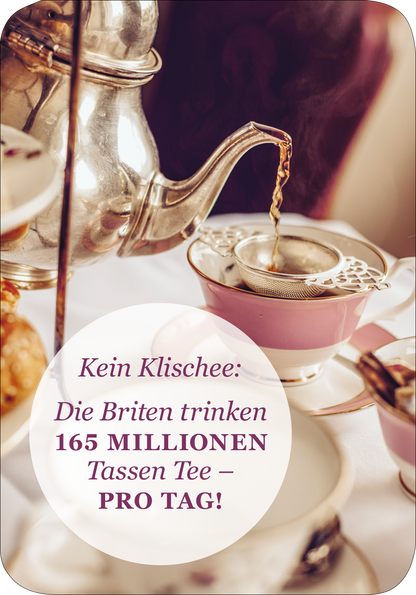 Gezeigt wird eine Innenansicht von „It´s so very British!“. Im Vordergrund ist eine feine Teekanne aus silbernem Metall zu sehen, die gerade Tee in eine elegante, rosa Tasse mit filigranem Durchschlag gießt. Der Hintergrund zeigt eine sanfte, warme Farbpalette, während der Haupttext in einer geschwungenen, gut lesbaren Schriftart in dunkler Farbe auf hellem Grund platziert ist. Die zentrale Botschaft hebt sich durch ein rundes, helles Element ab, das die Faszination für britische...