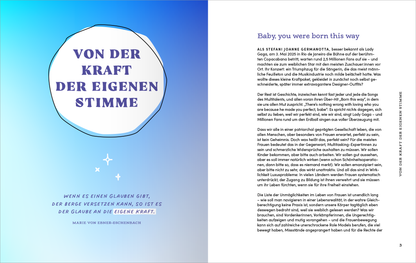 Gezeigt wird eine Innenansicht von „Mut verändert alles“. Die linke Seite präsentiert einen sanften Farbverlauf von Blau zu Weiß, ergänzt durch eine große, ovale Überschrift in kräftigem Dunkelblau: „VON DER KRAFT DER EIGENEN STIMME“. Darunter steht in kleinerer Schrift ein Zitat in hellerem Blau. Die rechte Seite enthält einen Fließtext in gut leserlicher Schwarzschrift auf weißem Hintergrund, der durch eine persönliche Ansprache und beruhigende Farbtöne ergänzt wird.