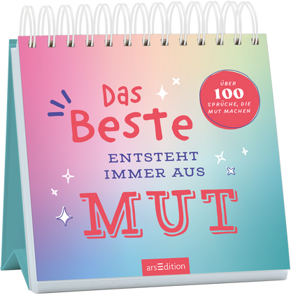 Das Buchcover zeigt einen sanften Farbverlauf von Rosa zu Türkis. Der Titel „Das Beste entsteht immer aus MUT“ ist in großen, spielerischen Buchstaben in Rot und Blau gehalten, wobei das Wort „MUT“ besonders hervorgehoben ist. Oben rechts befindet sich ein runder Button mit dem Text „Über 100 Sprüche, die Mut machen“. Der Hintergrund ist durch kleine Sterne und grafische Akzente belebt. Ganz unten mittig steht der Logoschriftzug von arsEdition.