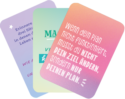Gezeigt wird eine Innen- oder Zusatzansicht von „Mut ist deine Superkraft“. Die Ansicht zeigt drei Karten mit unterschiedlichen Hintergründen und Texten. Die linke Karte hat einen lila Farbton mit einem inspirierenden Zitat, die mittlere Karte ist hellgrün mit dem Wort „Mut“ in einer markanten Schriftart und die rechte Karte verläuft von Pink zu Orange und enthält den Satz: „Wenn dein Plan nicht funktioniert, musst du nicht dein Ziel ändern, sondern nur deinen Plan“ in einer...