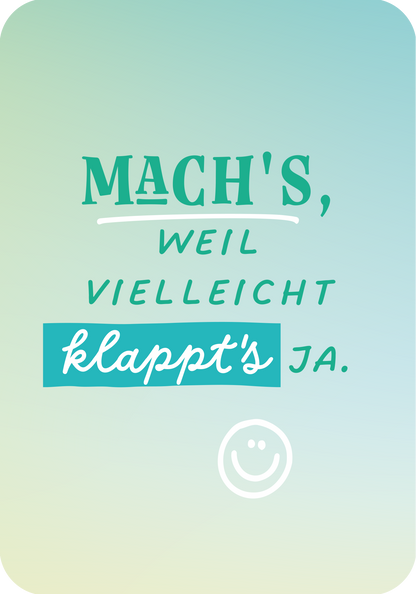 Gezeigt wird eine Innen- oder Zusatzansicht von „Mut ist deine Superkraft“. Der Hintergrund ist in sanften Farbverläufen von Hellgrün zu Himmelblau gehalten. In der Mitte steht der einladende Text „Mach’s, weil vielleicht klappt’s ja.“. Dabei sind die Wörter „Mach’s“ und „klappt’s“ in einer kräftigen, modernen Typografie hervorgehoben, während „weil vielleicht“ in einer schmaleren, filigranen Schrift gehalten ist. Ein lächelndes Gesicht als grafisches Element...