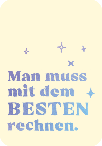 Gezeigt wird eine Innen- oder Zusatzansicht von „Mut ist deine Superkraft“. Auf einem sanft cremefarbenen Hintergrund steht in auffälliger, blauer Typografie der Satz „Man muss mit dem BESTEN rechnen.“. Die Schrift ist grafisch betont, wobei das Wort „BESTEN“ besonders hervorgehoben ist. Sternchen und kleine Glanzeffekte in Pastelltönen umrahmen den Text und verleihen der Gestaltung eine kreative, inspirierende Note.