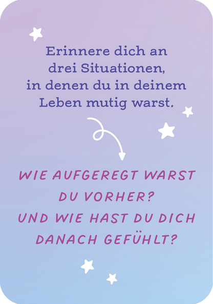 Gezeigt wird eine Innen- oder Zusatzansicht von „Mut ist deine Superkraft“. Der Hintergrund ist in sanften Lila- und Blautönen gehalten. Oben steht in einer klaren, blauen Schrift der Text: „Erinnere dich an drei Situationen, in denen du in deinem Leben mutig warst.“ Darunter sind zwei Fragen in einer verspielten, lilanen Schrift hervorgehoben: „WIE AUFGEREGT WARST DU VORHER?“ und „UND WIE HAST DU DICH DANACH GEFÜHLT?“. Am Rand sind kleine, weiße Sterne dekorativ platziert.