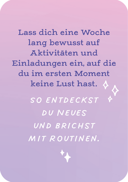 Gezeigt wird eine Innen- oder Zusatzansicht von „Mut ist deine Superkraft“. Die Darstellung zeigt einen sanften Farbverlauf von Lila zu Rosa im Hintergrund. In der Mitte steht eine ermutigende Botschaft in eleganter, blauer Schrift: „Lass dich eine Woche lang bewusst auf Aktivitäten und Einladungen ein, auf die du im ersten Moment keine Lust hast.“ Darunter folgt eine weitere, kräftige Inschrift in Weiß: „SO ENTDECKST DU NEUES UND BRICHST MIT ROUTINEN.“ Schimmernde Sterne heben...