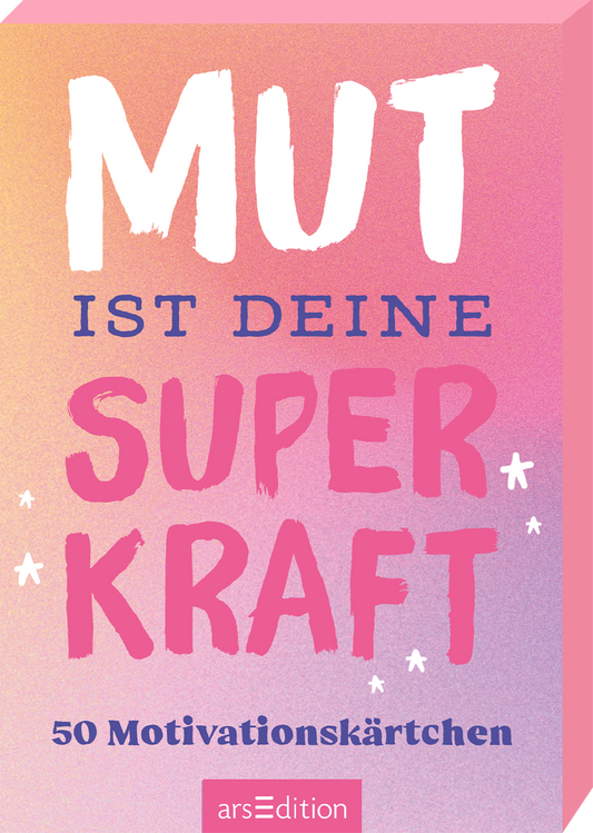 Das Buchcover zeigt einen sanften Farbverlauf von lila zu rosa. Im oberen Bereich steht in großen, weißen Buchstaben der Titel „MUT IST DEINE“. Darunter in leuchtendem Pink prangt das Wort „SUPERKRAFT“, wobei die Schrift dynamisch und verspielt wirkt. Am unteren Rand ist der Zusatz „50 Motivationskärtchen“ in blauer Schrift sichtbar. Oben links ist ein SPIEGEL-Bestseller-Button abgebildet. Ganz unten mittig steht der Logoschriftzug von arsEdition.