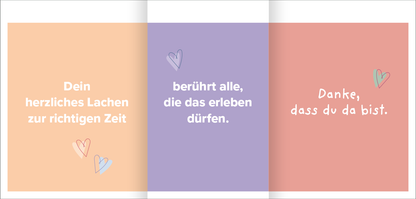 Gezeigt wird eine Innen- oder Zusatzansicht von „Liebeslotterie“. Die Ansicht zeigt drei gleich große Felder in sanften Pastellfarben: Orange, Lila und Rosa. In jedem Feld steht eine kurze, herzliche Botschaft in weißer, verspielter Typografie. Zarte, bunte Herzchen sind dekorativ platziert. Die Texte vermitteln Dankbarkeit und Wertschätzung, unterstrichen durch die sanften Farbtöne, die eine freundliche und einladende Atmosphäre schaffen.