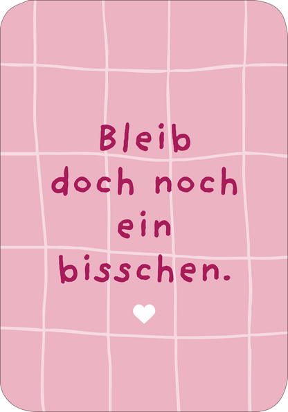 Gezeigt wird eine Innen- oder Zusatzansicht von „50 ungewöhnliche Liebeserklärungen“. Der Hintergrund ist in sanftem Rosa gehalten und zeigt ein feines, gestreiftes Muster. In der Mitte steht in einer verspielten Schriftart der Text „Bleib doch noch ein bisschen.“ in tiefem Rot. Unterhalb des Textes befindet sich ein kleines, weißes Herz, das die Botschaft auf liebevolle Weise ergänzt. Die freundliche Gestaltung vermittelt Wärme und Zuneigung.