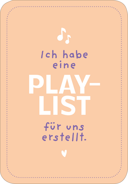 Gezeigt wird eine Innen- oder Zusatzansicht von „50 ungewöhnliche Liebeserklärungen“. Die Ansicht zeigt einen hellen, pfirsichfarbenen Hintergrund mit einer großen, weißen Schrift, die das Wort „PLAYLIST“ hervorhebt. Darunter steht in lila Schrift: „Ich habe eine“ und „für uns erstellt.“ Ein kleines Notensymbol und ein Herz ergänzen das Design. Die Kombination aus verspielter Typografie und sanften Farben vermittelt eine romantische und einladende Stimmung.
