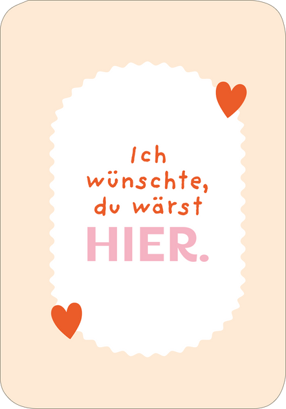 Gezeigt wird eine Innen- oder Zusatzansicht von „50 ungewöhnliche Liebeserklärungen“. Die Gestaltung ist in sanften, pastelartigen Farben gehalten. Der Hintergrund ist hellbeige, umrahmt von einer gewellten weißen Kontur. In der Mitte steht in auffälliger, roter und rosa Typografie „Ich wünschte, du wärst HIER.“ Die Worte sind verspielt angeordnet, umgeben von zwei kleinen roten Herzchen, was eine liebevolle und einladende Stimmung vermittelt.